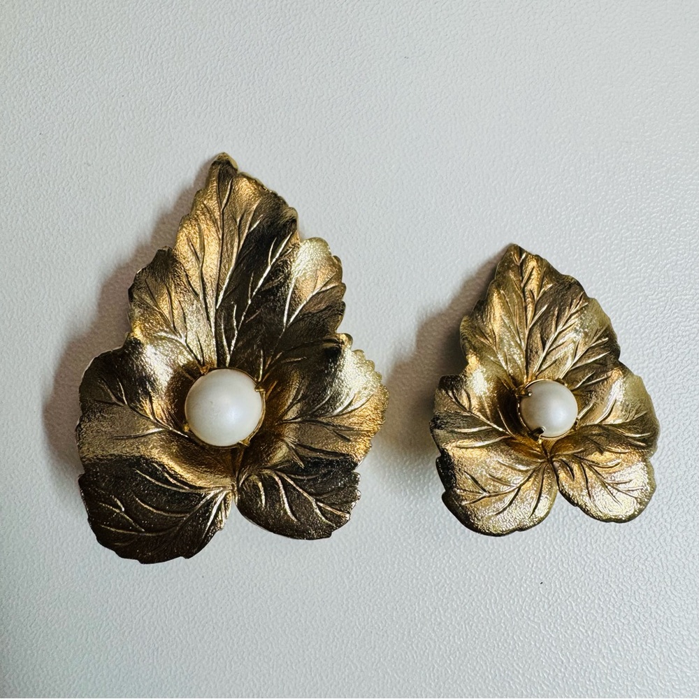 Vintage Sarah Coventry Gold Leaf Brooch Set – Faux Pearl Center (Set of 2)